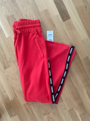 Stronger byxor! - Jättesnygga stronger byxor helt nya med lappen kvar! Säljer då dom var förstora och går inte att lämna tillbaks. Modellen är ungefär flare!