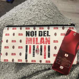 Ett pennskrin från den kända fotbollsklubben AC Milan. Helt ny, oanvända med lappen fortfarande på.