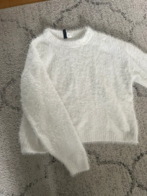 Stickad tröja  - En stickad tröja ifrån HM i jätte fint skick. Använd endast några få gånger💓💓