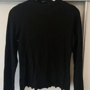 Jag säljer en svart långärmad tröja i storlek L från Only. Den går upp lite i halsen och är sydd på ett speciellt sätt både där och i ärmarna (se bild 3). 