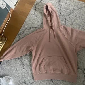 Hoodie  - En Hoodie ifrån hm i storlek Xs men den är oversized så hade nog passat någon med storlek M-L. Använd endast ett par gånger hemma❤️