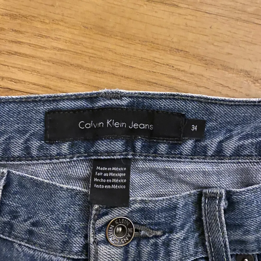 Dessa otroligt feta och ikoniska jeans är från Calvin Klein. Säljer relativt dyrt för att de är jätte sällsynta och i extremt vintage kondition. Är ljusare en på bild. Har ett hål på höger ben som är sytt där, och ett mindre hål på vänster som ör osytt. . Jeans & Byxor.