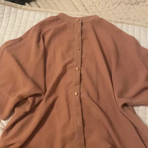 Skjorta - Tunn brun skjorta som är köpt second hand💓
