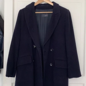 Marinblå kappa - Så fin marinblå kappa som är fodrad och perfekt till vinter🥰