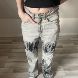 jeans - unika jeans från weekday. passar storlek XS-liten M beroende på hur de ska sitta. Passar bra längdmässigt på mig och modell som är ca 163cm. 