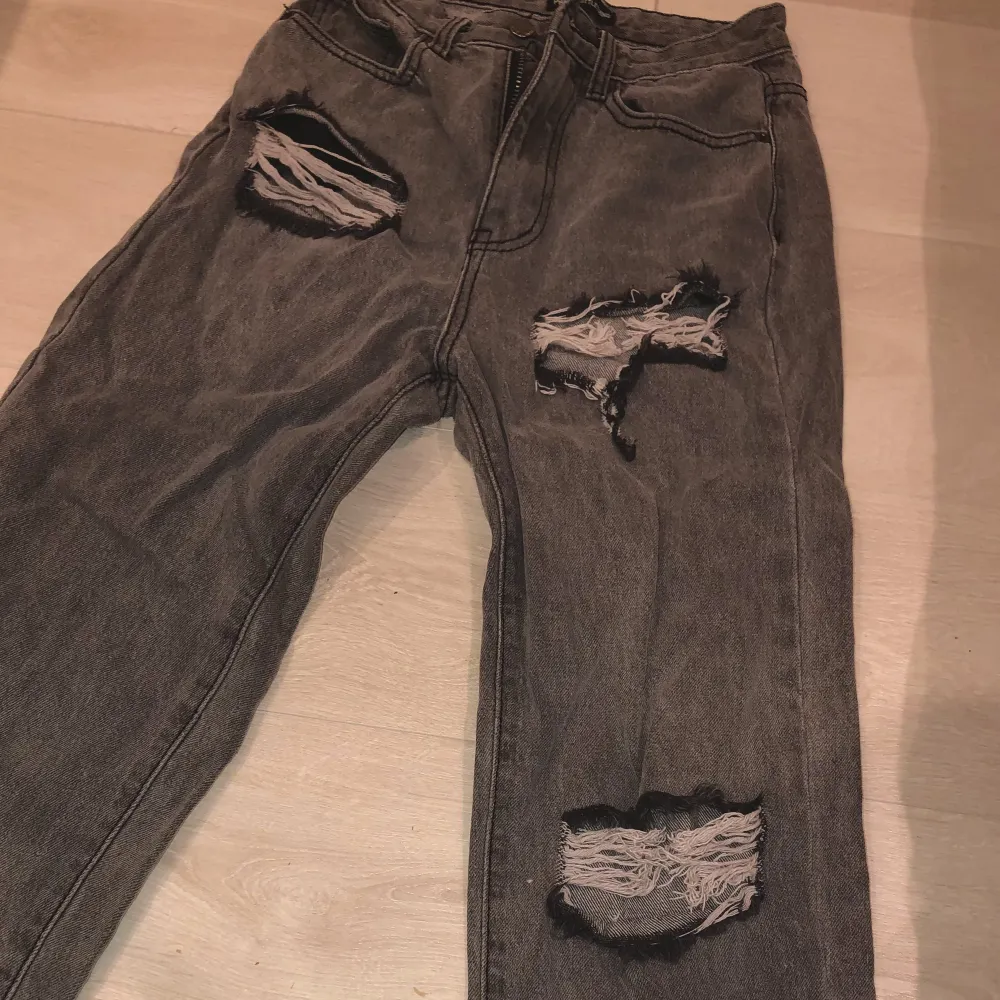 Ett par skitsnygga gråa jeans från prettylittlething. Knappt använda och tyvärr inte min stil längre.🤍. Jeans & Byxor.
