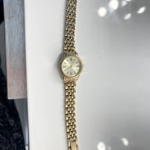 Klocka  - Jättefin rund liten klocka i fint skick