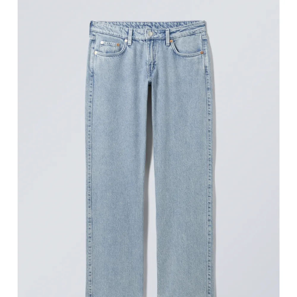 Jättefina low arrow jeans från weekday. säljer för att dom är för små💗. Jeans & Byxor.