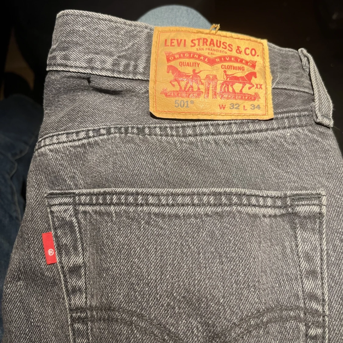 Levi’s 501 mörk gråa