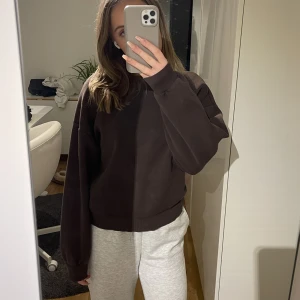Brun sweatshirt - Använt skick. Liten i storleken!