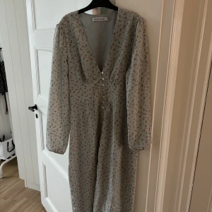adoore  - adoore klänning, har en litet hål vid dragkedjan på sidan men de e inget som syns! 