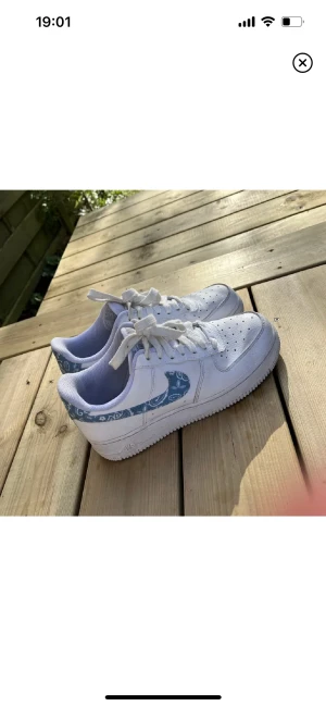 nike air force  - LÄGGER UPP IGEN! säljer mina nike air force 1 low 07 essential “white worn blue paisley” i storlek 39! 