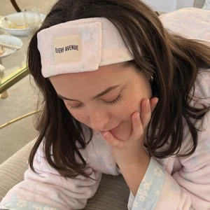 Djerf Avenue Hårband🥹💘 - Säljer ett djerf avenue hårband! Då jag köpte två men behöll den ena💘💘 Helt oanvänd ✨ord pris 149kr! Många budgivare = Oficiell budgiving  (1&2:a bild lånad)