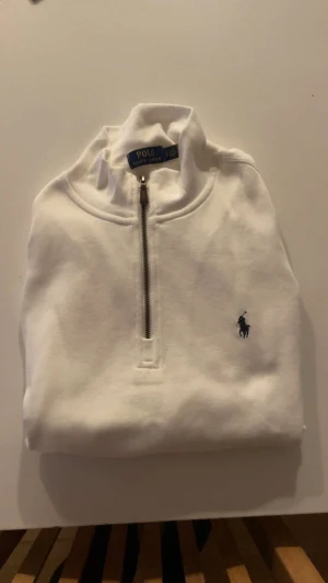 Ralph Lauren Tröja - Ralph Lauren tröja, vit med svart logga! Oanvänd, pris kan diskuteras!