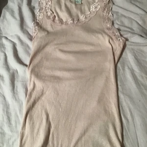 oanvänt spetslinne! 💕 - frakt: 45kr <3 passar än som har xs / s tryck nt på köp nu utan kontakta mig om du vill köpa 🤍