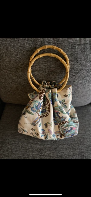Väska  - Fint skick  Bambuhandtag  mönstrad 🤩☀️🤗 Köparen står för frakten 