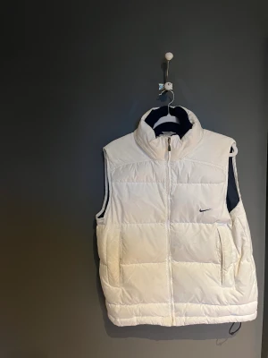Nike väst  - En Nike väst köpte vintage i Köpenhamn. Köpt väldigt dyr men har en lite fläck som ej försvinner. 
