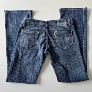 Lågmidjade jeans - Lågmidjade bootcut jeans. Midjemått: 74 cm. Innerbenslängd: 74 cm. Det står storlek M, men passar definitivt mer XS/S. Har inga bilder med dom på men kan skicka mer mått om det behövs 💕