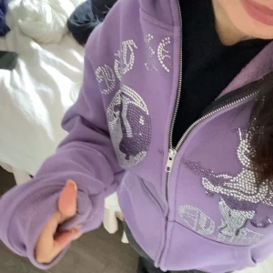 Lila rhinestone zipup - Säljer min jätte populära zipup hoodie som jag köpte här på plick! Inte min stil längre så därför säljer jag  vidare. Köpt för 500kr. Kom priv för fler bilder💕