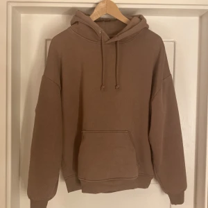 hoddie - säljer denna godisen från bikbok då den inte kommer till användning längre. Den är inte nopprig💓 nypris 399kr