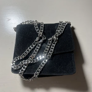 Pieces Väska - Super fin liten väska som är stellmccartney inspirerad❤️ Mått kan skickas vid förfrågan ❤️