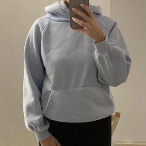 Blå tjock hoodie! - Blå hoddie i tjockt material! Jättemysigt material, fluffig huva! Hör av er vid frågor!