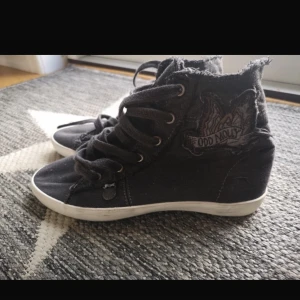 Odd molly skor - As balla odd molly skor som aldrig är använda pga att dom är för små för mig, köpta för 999kr kom privat för mer bilder eller info. Pris kan diskuteras vid snabb affär❤️
