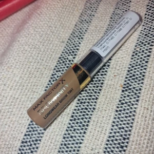 Ögonbrynsfärg - Ögonbryns färg i färgen soft brown. Är vattenfast och ska hålla i flera dagar. Helt ny och oanvänd 🥰