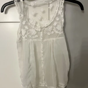 Topp - Söt vit topp med knappar !! 