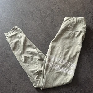 STRONGER Träningstights XS - Träningstights med hög midja Ljusgröna STRONGER Storlek: 34/XS