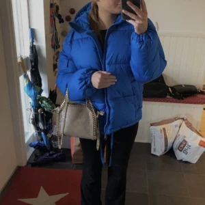 Blå vinterjacka - Säljer denna sååå fina blåa vinterjacka pga att jag har en likadan i svart. Kan vara den skönaste jackan jag haft. Använd ett få tal gånger. 