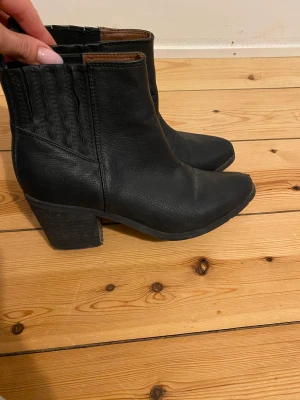 Svarta boots strl 36 - Svarta boots i cowboystil från Åhléns. Storlek 36. Smal i storlek. 