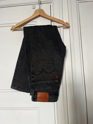 Levis 501 S, stl W24 L28  - Levis 501 S, stl W24 L28, men de sitter som 26-27.   Mörkgrå snyggt färg, använda men i fint skick utan anmärkningar! 