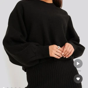 Stickad tröja NA-KD - Jättemysig stickad tröja från NA-KD. Använd 3/4 gånger💗🩷