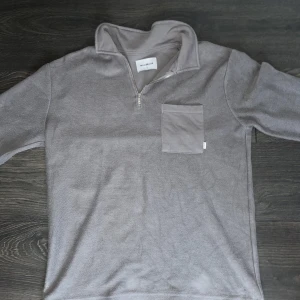 Half zip - Kommer inte till användning då den inte passar, använd 1 gång. Storlek S. Nypris 900 (Jeansbolaget). Pris kan diskuteras