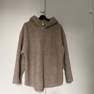 Teddyjacka/tröja - Den är oversized men jag är en S och den är inte överdrivet stor. Köparen står för frakten 