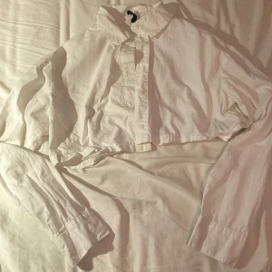 Magskjorta från hm❤️ - Fin magskjorta från hm! Den är i bra skick då jag bara har använt den 1 gång ❤️Den är skön och passar xs perfekt!