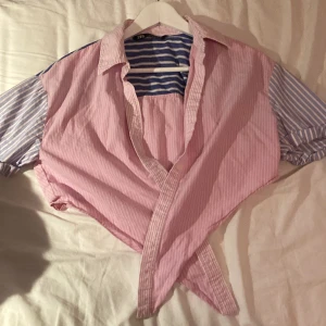 Topp från zara! - Jättefin topp från zara❤️ Den är i flera färger i liksom ” rutor ”. Har använt den några gånger, men fortfarande i väldigt bra skick, passar xs perfekt!❤️