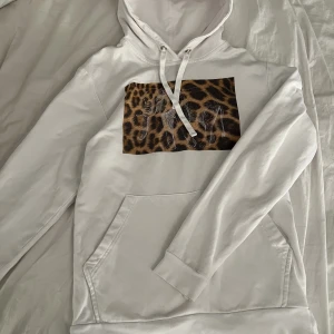 The cool elephant  - Super fin the cool elephant hoodie som är använd ca 3-4 gånger där av priset💕 storlek s😊 ny pris 600