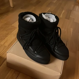 Inukii - Säljer dessa superfina helt oanvända inukiis i storlek 40, perfekta nu till hösten och vintern. 💕💕  Nypris 3099