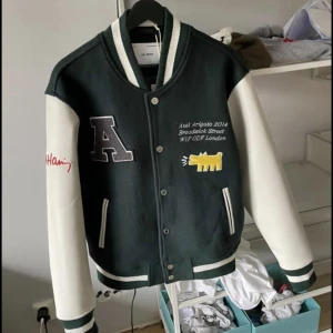 Axel Arigato varsity jacka - Cond: 9/10. Lite over size så sitter som M.