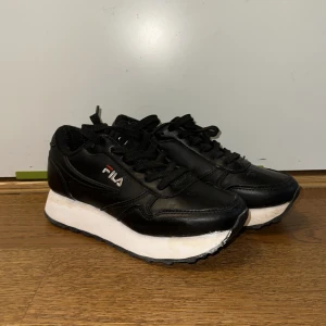 Fila skor - Jag säljer mina Fila skor. Köpte de för några år sedan men jag växte ur de för några år sedan så de har bara stått största delen. Betalade ca 1000kr för de så tänkte sälja de för 400kr (+frakt). De har en plattare sula än ”vanliga” fila skor.