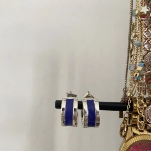 Snö of Sweden örhängen - Säljer dessa svincoola creoler från Snö Of Sweden!😍 Köpte de second hand men de är i ett ganska fint skick! Säljer för 100kr MEN pris kan diskuteras 🫶🏼