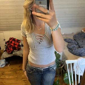 Tessie t-shirt - Säljer nu denna t-shirt som är u ringad och har även snören vid u ringaden. Den är från Tessie och skulle säga att den är i storlek S. Aldrig använd och är i bra skick då den är från second hand. Kontakta vid frågor eller fler bilder. Tryck köp nu vid köp