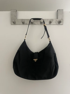 Prada väska  - Supersnygg väska från prada!! Använd med kärlek men har små defekter men inget stort. Köpte för 9500kr, säljer för 6500kr 