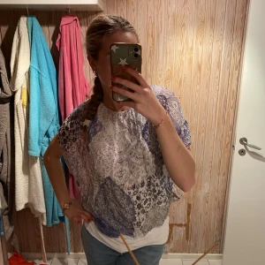Blus - Supersöt blus, luftig och mjukt material🤍 står ingen storlek men passar mig S, men kan passa upp till m, nyskick.