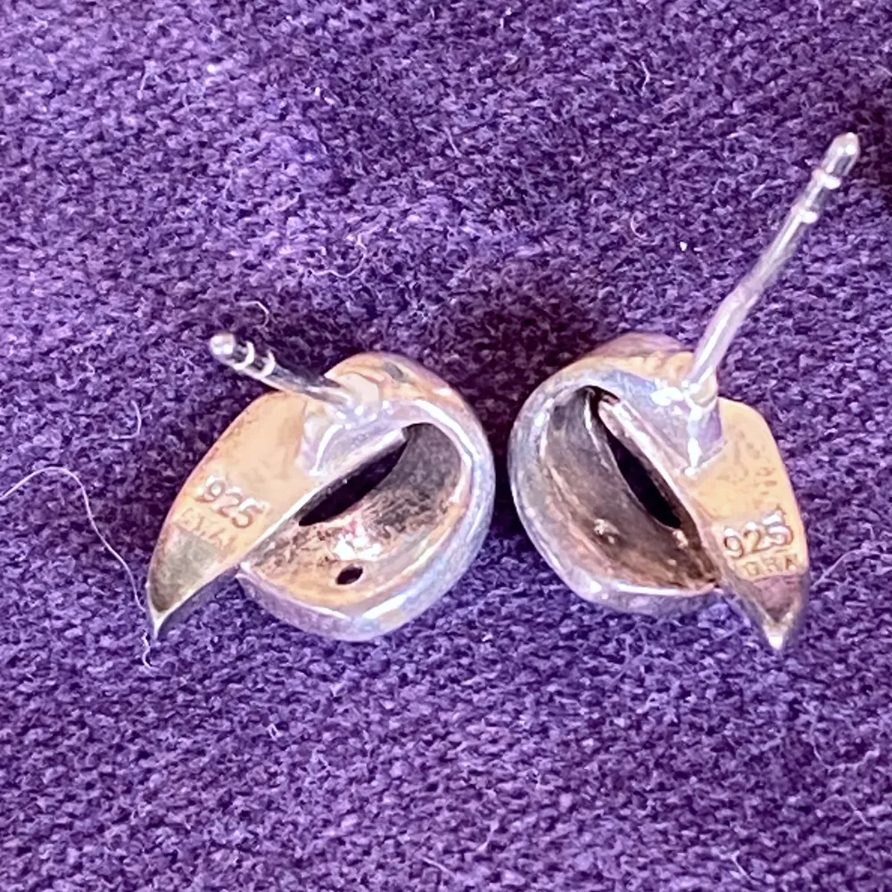 Små vintage örhängen i silver  Stämplat . Accessoarer.