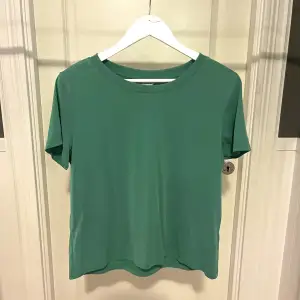 Grön t-shirt från Monika. Sparsamt använd