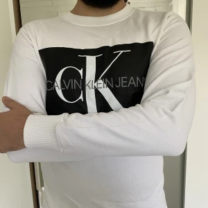 Märkeskläder / Calvin Klein  - Köpt från Johnells, cirka 1 år sedan. Har ett litet hål, därav sänkt pris! Går att så enkelt, nypris ca 1500kr.