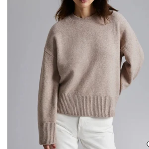 Stickad tröja otherstories  - En beige jätte fin stickad tröja från otherstories!! Säljer då jag inte har någon användning av den💗 skick 9/10 Nypris 490 Säljer för 240